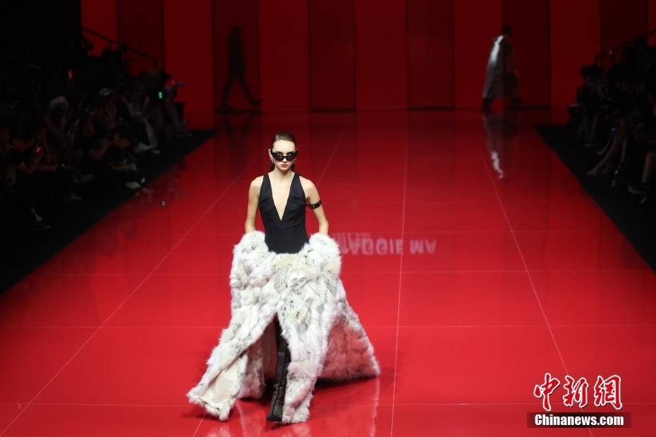 中国国际时装周：设计师马婧思携自创品牌亮相