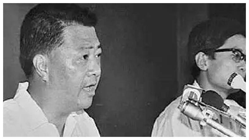 他是外交部第一任新闻发言人，官至外交部副部长，一生为国奉献