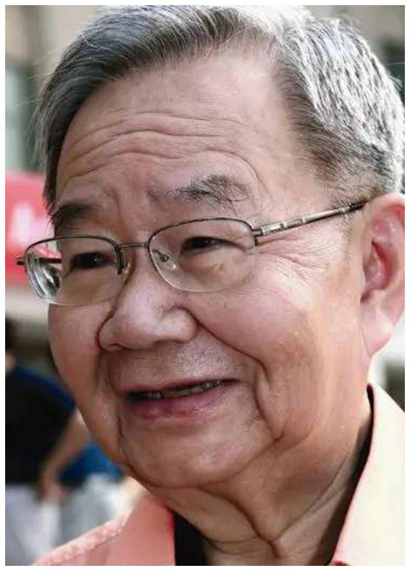 他是外交部第一任新闻发言人，官至外交部副部长，一生为国奉献