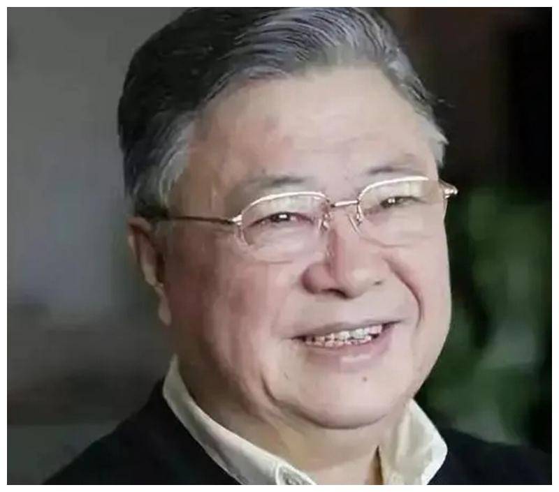 他是外交部第一任新闻发言人，官至外交部副部长，一生为国奉献