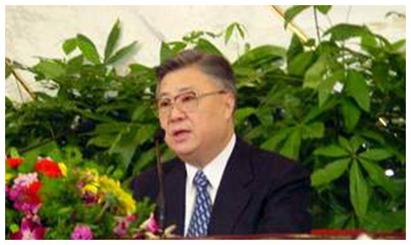 他是外交部第一任新闻发言人，官至外交部副部长，一生为国奉献