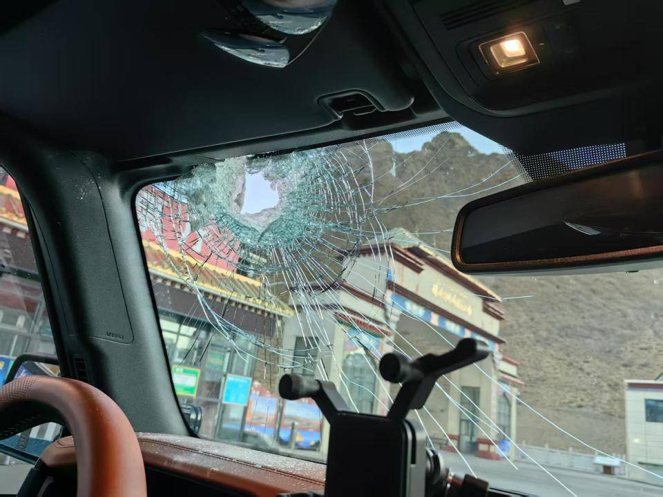珠峰景区砸车事件：社会新闻视角下的深度剖析