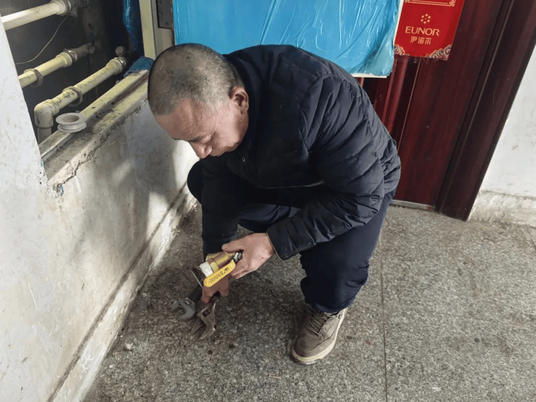 社会新闻| 管道漏水 邻居出手