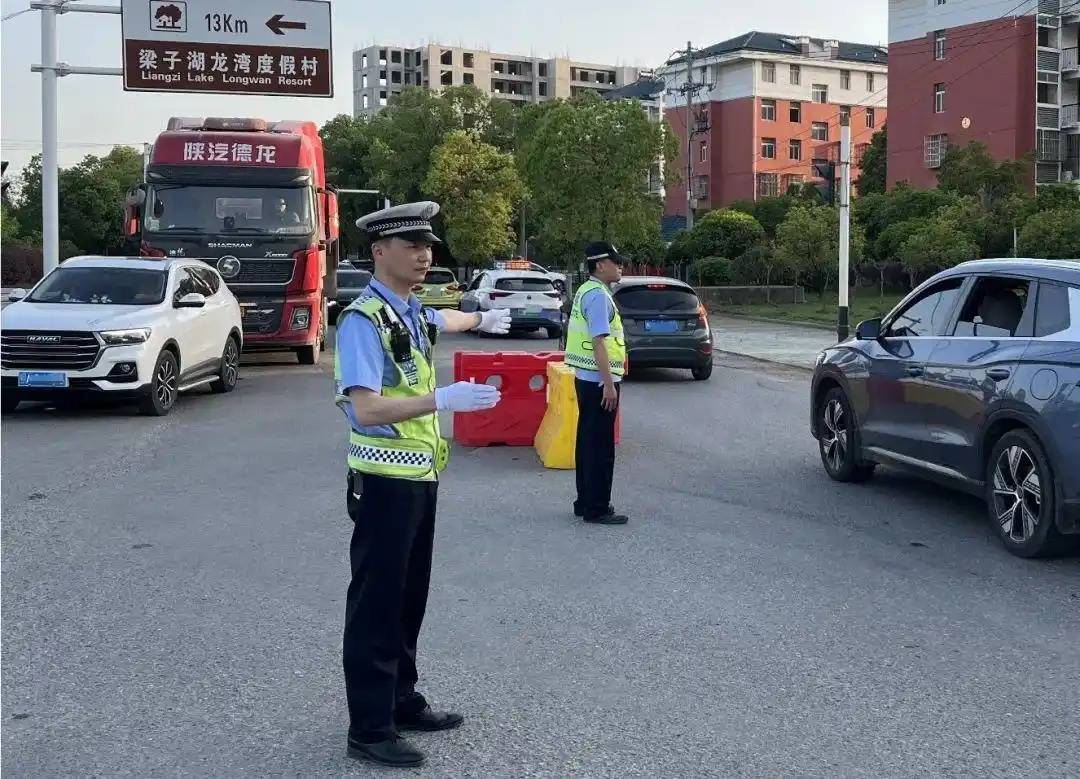 致敬蒋仲超，致敬公安干警“血染的忠诚”丨九派时评