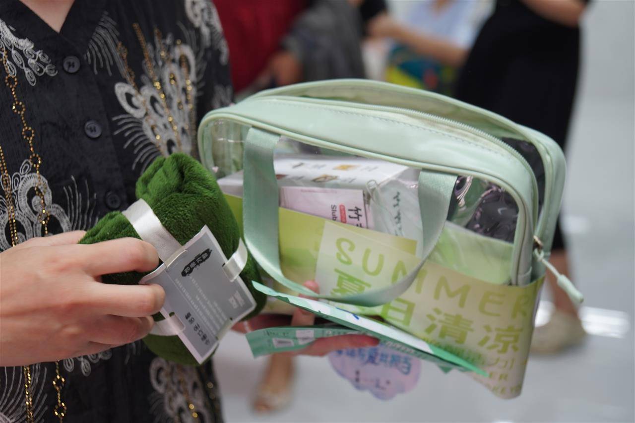 极目送清凉大型公益活动首站启动，极目新闻携手海信集团走进汉口老甫社区