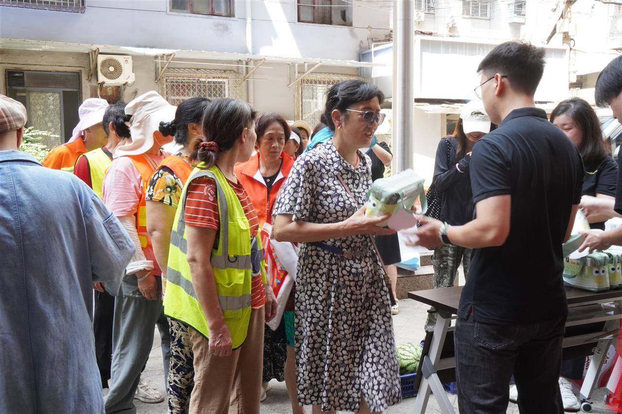 极目送清凉大型公益活动首站启动，极目新闻携手海信集团走进汉口老甫社区