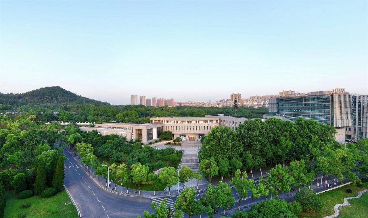极目云探校|华科大招办老师做客极目云探校，2025年本科招生规模扩大至7305人