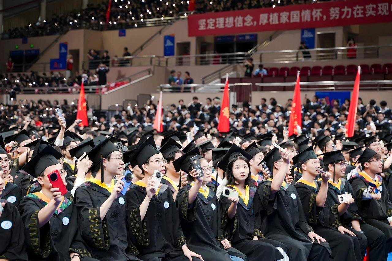 极目云探校|华科大招办老师做客极目云探校，2025年本科招生规模扩大至7305人