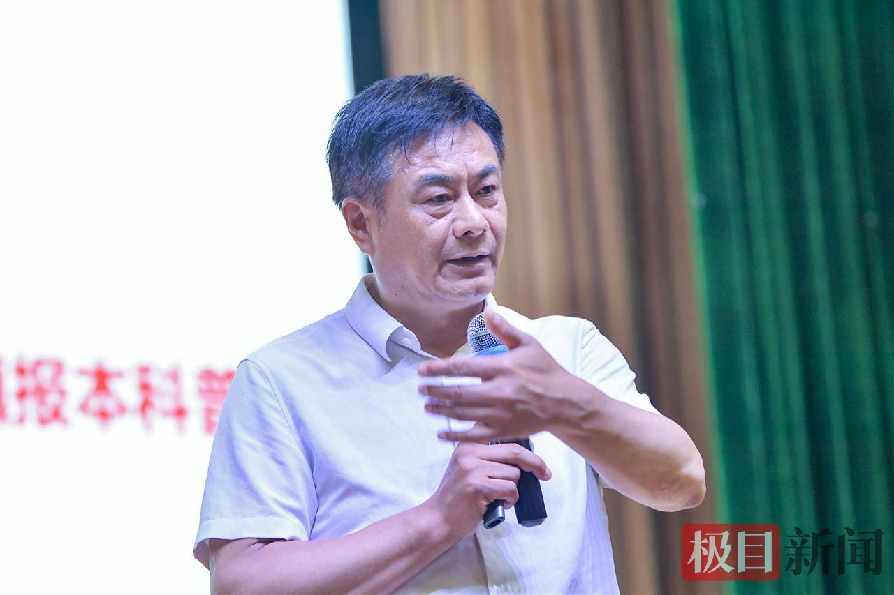 极目新闻公益高考招生咨询会人气爆棚！