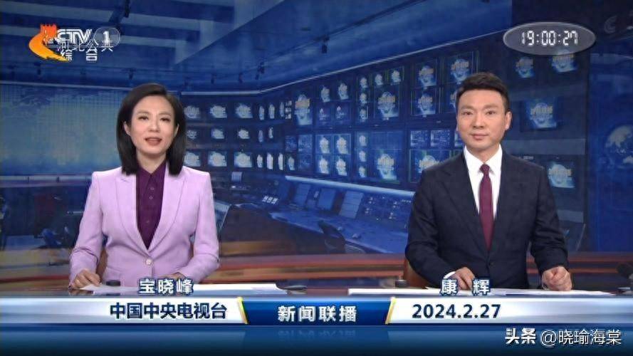 她是新闻联播首位90后主持人，神似刘亦菲，被誉为新晋女神