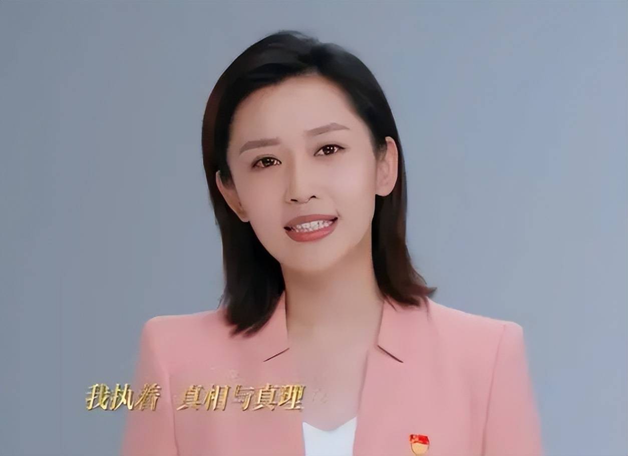 她是新闻联播首位90后主持人，神似刘亦菲，被誉为新晋女神