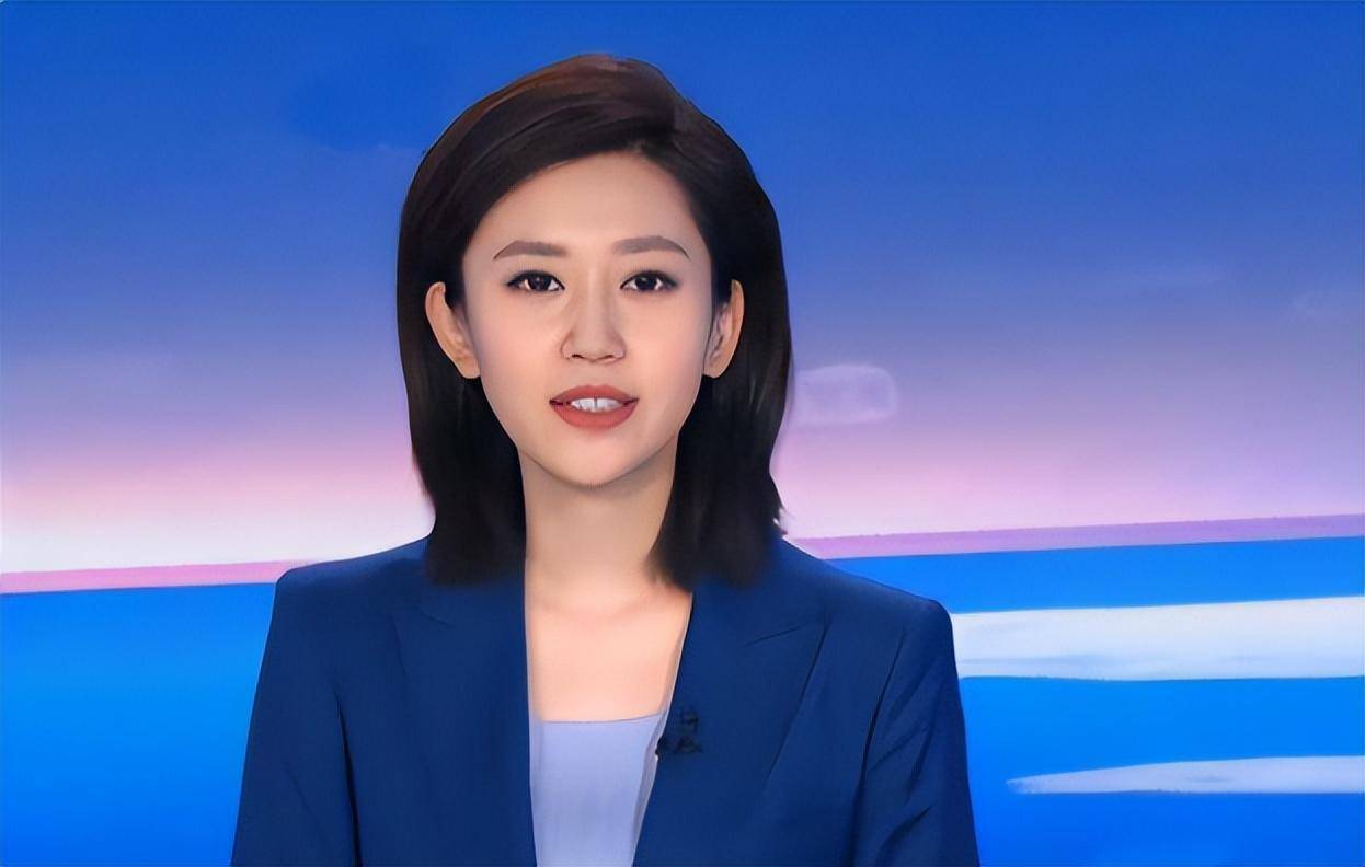 她是新闻联播首位90后主持人，神似刘亦菲，被誉为新晋女神