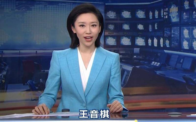 她是新闻联播首位90后主持人，神似刘亦菲，被誉为新晋女神