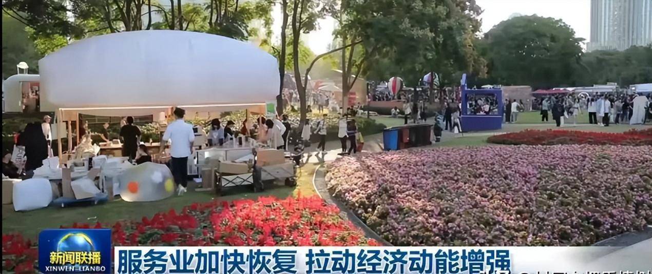 她是新闻联播首位90后主持人，神似刘亦菲，被誉为新晋女神