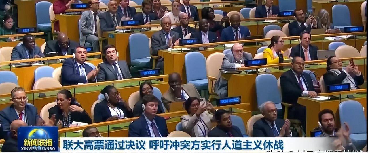 她是新闻联播首位90后主持人，神似刘亦菲，被誉为新晋女神