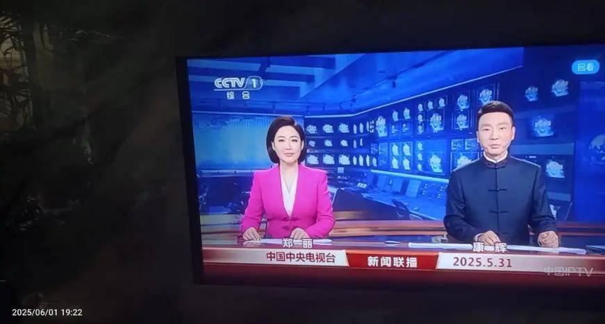 《新闻联播》主持人换装啦，从西装到中国风