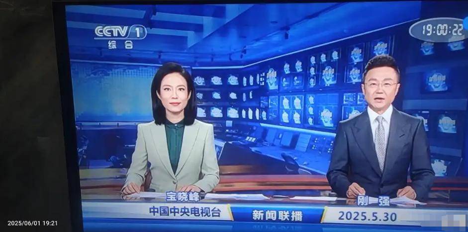《新闻联播》主持人换装啦，从西装到中国风