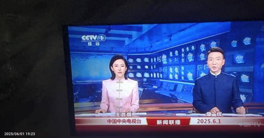 《新闻联播》主持人换装啦，从西装到中国风