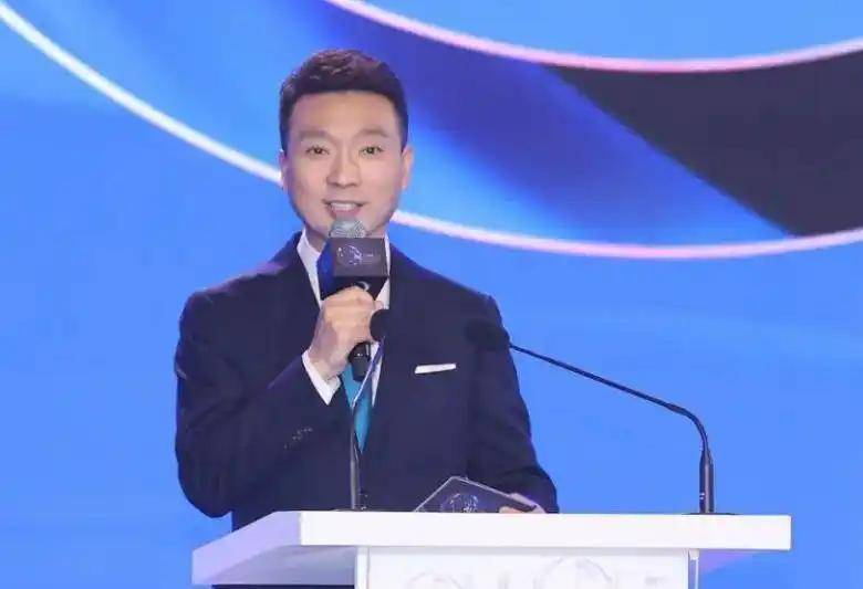 新闻联播主持人为何不低头？他们全背下来？真相令人惊叹