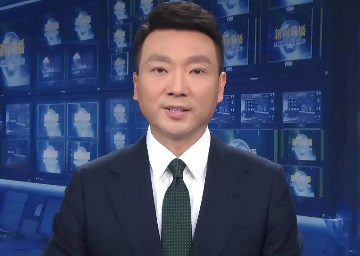 新闻联播主持人为何不低头？他们全背下来？真相令人惊叹