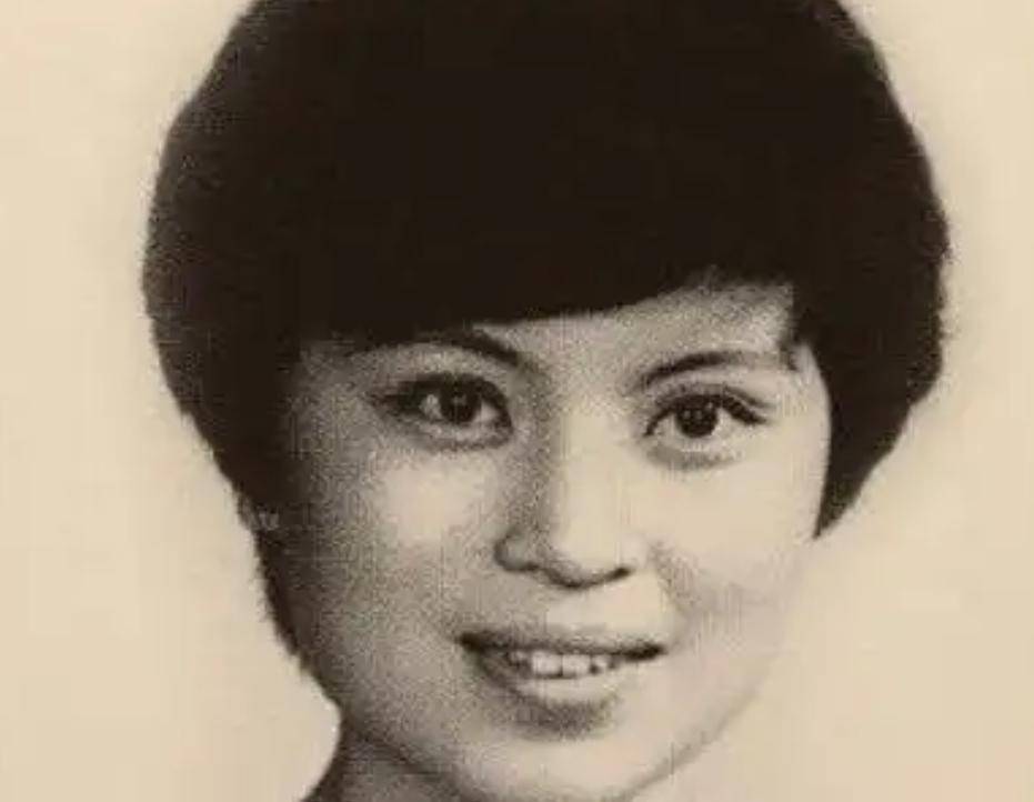 《新闻联播》主持人李瑞英，万万没想到的遗憾，竟是一通电话