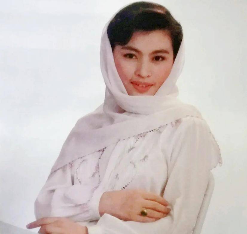 《新闻联播》主持人李瑞英，万万没想到的遗憾，竟是一通电话