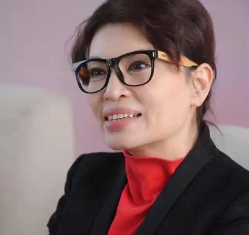 《新闻联播》主持人李瑞英，万万没想到的遗憾，竟是一通电话