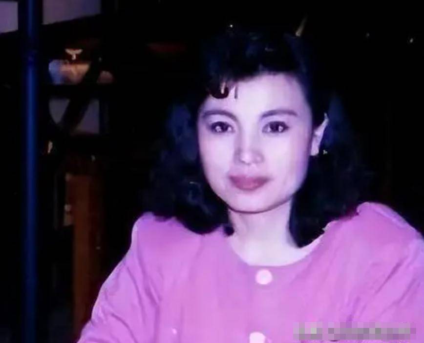 《新闻联播》主持人李瑞英，万万没想到的遗憾，竟是一通电话