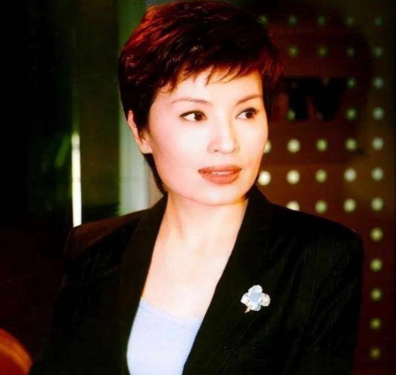 《新闻联播》主持人李瑞英，万万没想到的遗憾，竟是一通电话