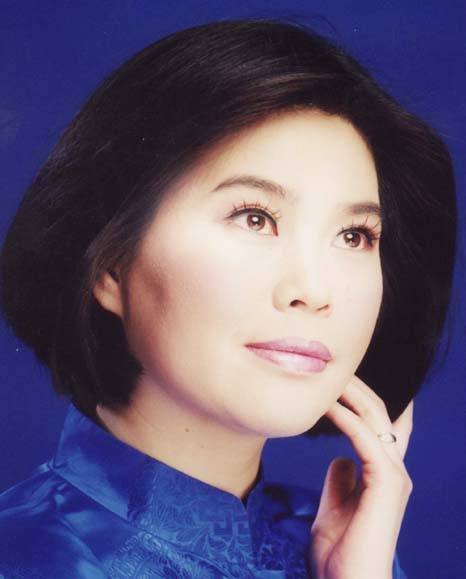 央视杨君访谈中央电视台《新闻联播》主持人李娟：您美丽的微笑胜过任何语言