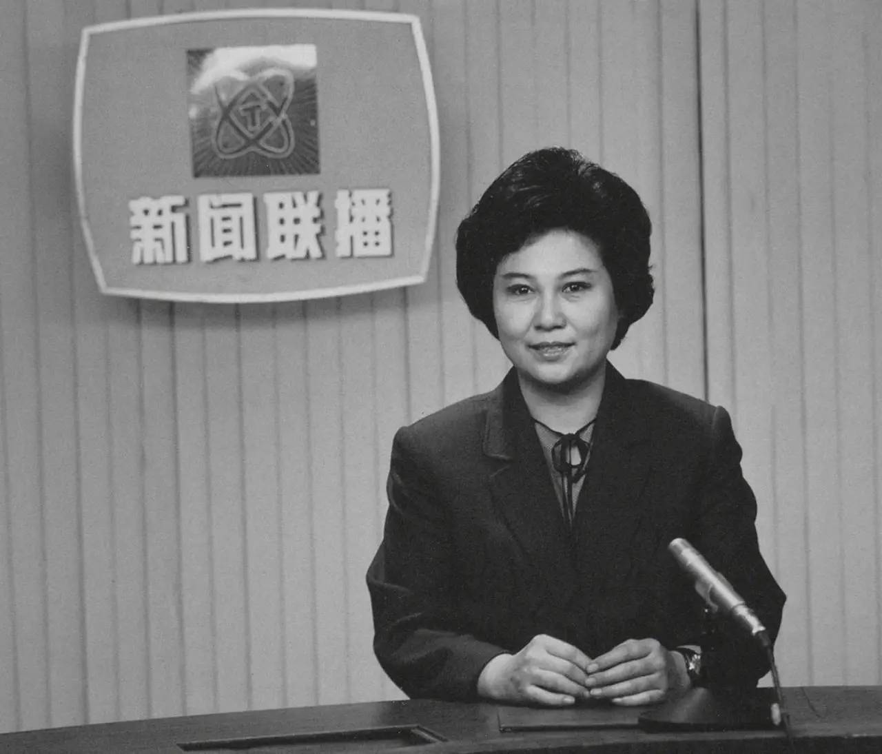 央视杨君访谈中央电视台《新闻联播》主持人李娟：您美丽的微笑胜过任何语言