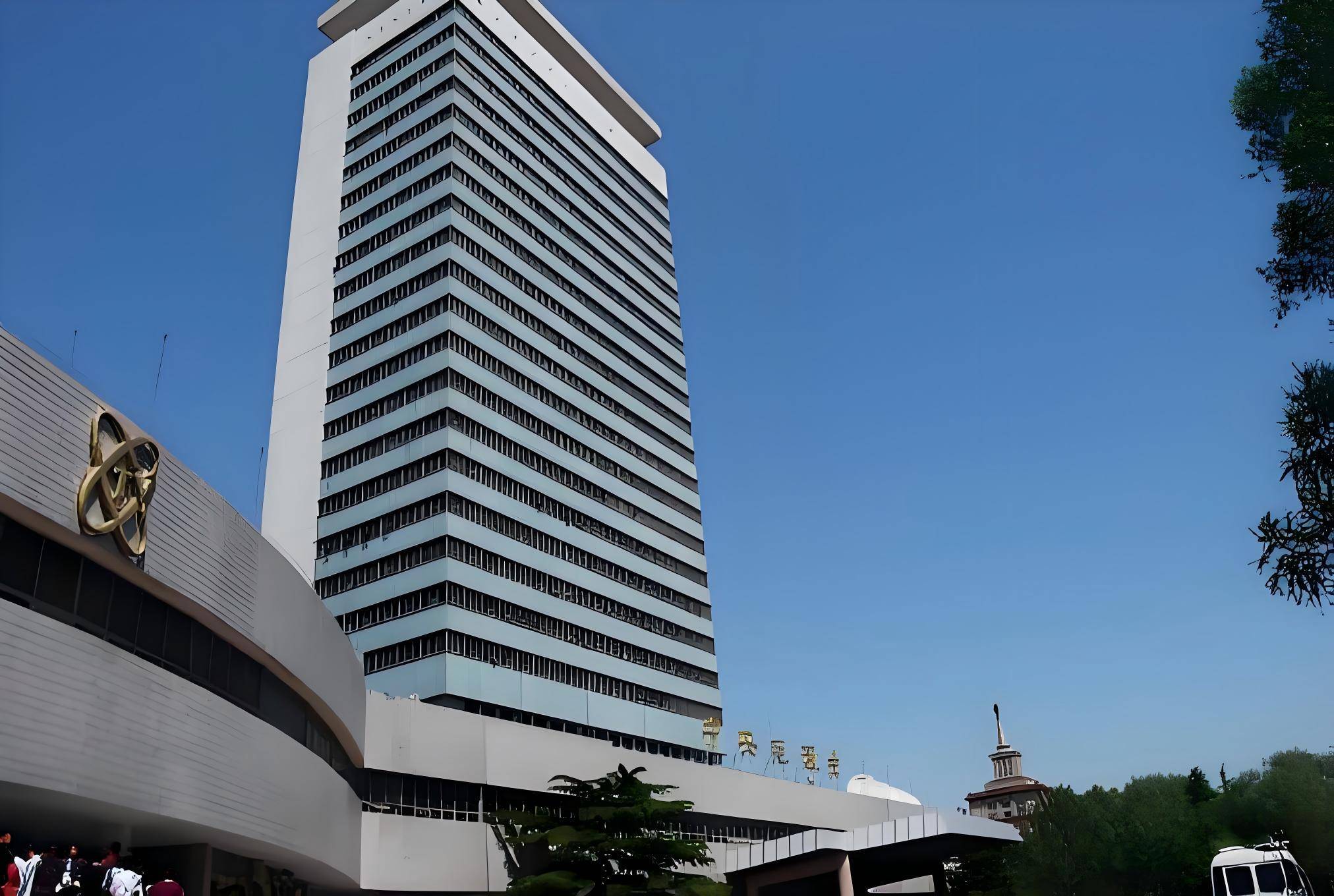 央视杨君访谈中央电视台《新闻联播》主持人李娟：您美丽的微笑胜过任何语言