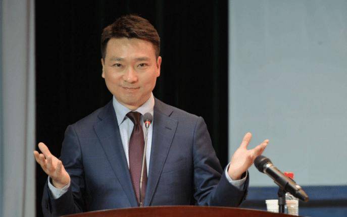 新闻联播主持人从不低头念稿，背下来了吗？揭秘背后秘密，涨知识！