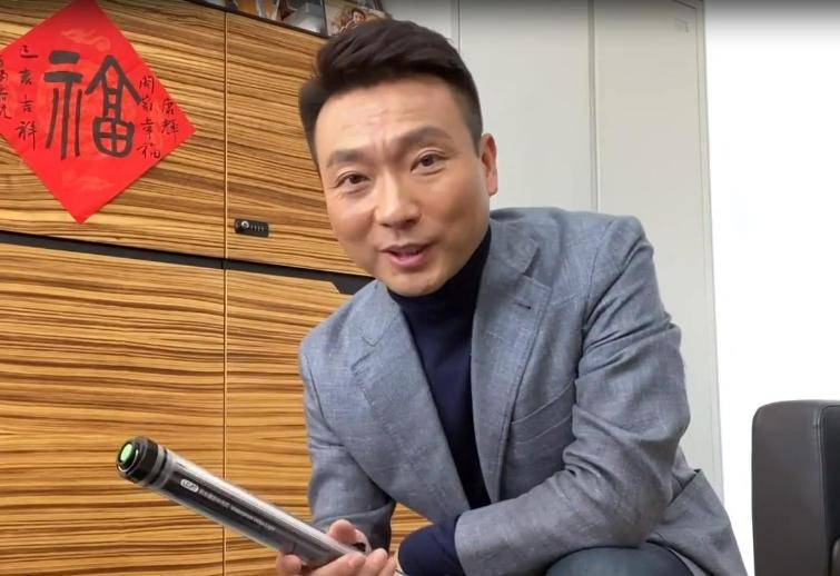 新闻联播主持人从不低头念稿，背下来了吗？揭秘背后秘密，涨知识！