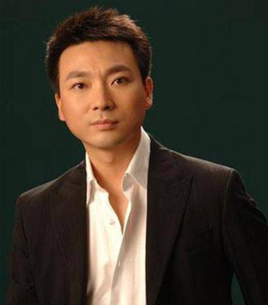 新闻联播主持人从不低头念稿，背下来了吗？揭秘背后秘密，涨知识！