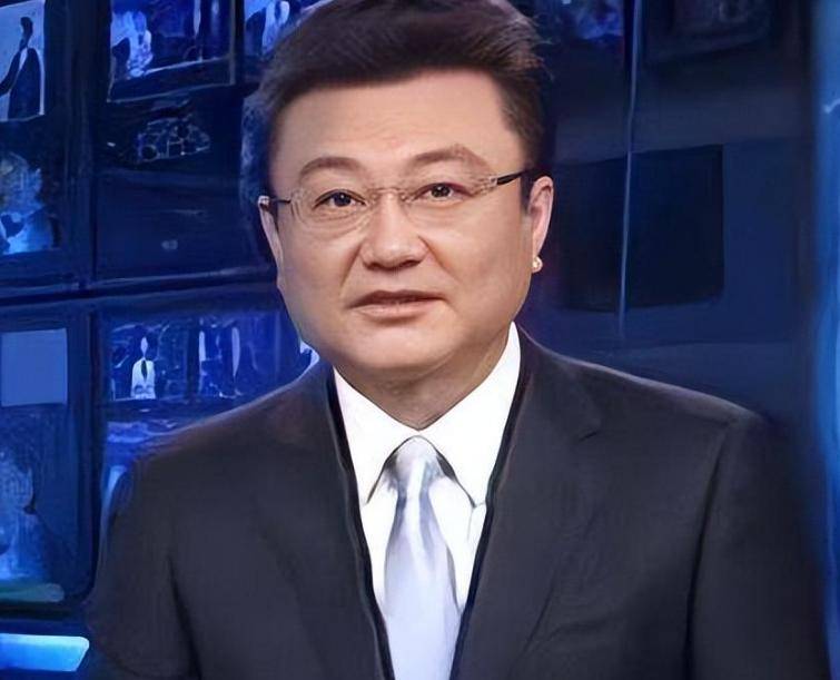 新闻联播主持人从不低头念稿，背下来了吗？揭秘背后秘密，涨知识！