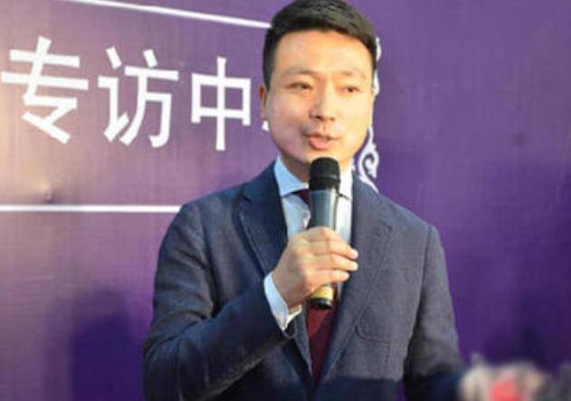 新闻联播主持人从不低头念稿，背下来了吗？揭秘背后秘密，涨知识！
