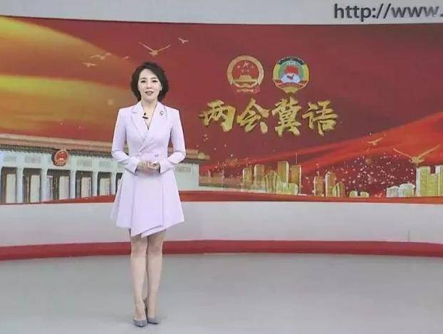 新闻联播主持人从不低头念稿，背下来了吗？揭秘背后秘密，涨知识！