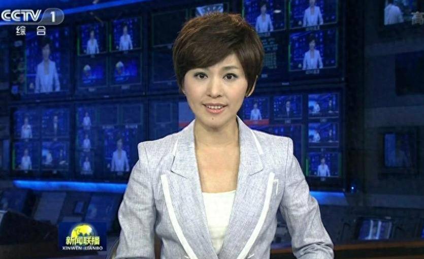 新闻联播主持人从不低头念稿，背下来了吗？揭秘背后秘密，涨知识！
